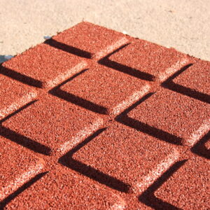 Stötdämpande gummiplatta 500 x 500 mm 80 mm röd/svart (m2)