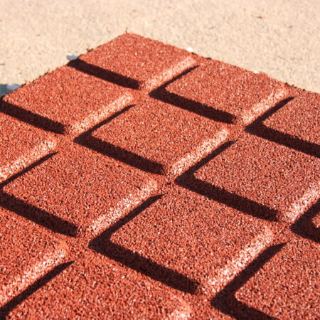 Stötdämpande gummiplatta 500 x 500 mm 70 mm röd/svart (m2)