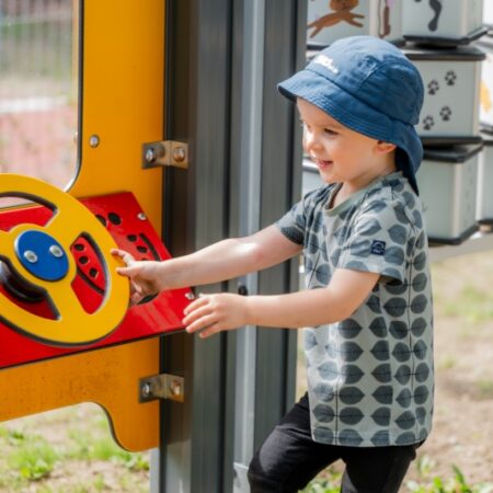 Lekpanel Aktivitetsvägg Bilstuga