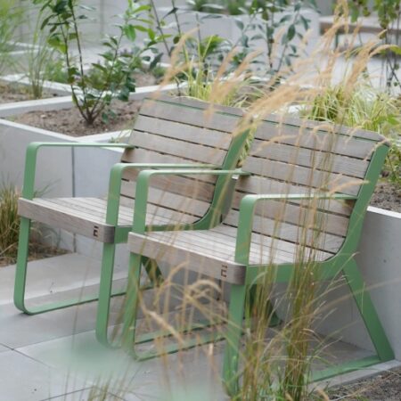 Parkbänk PIRITA med armstöd (0,67 m)