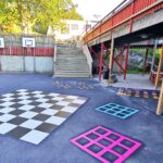 Färgglada spelrutor på skolgård