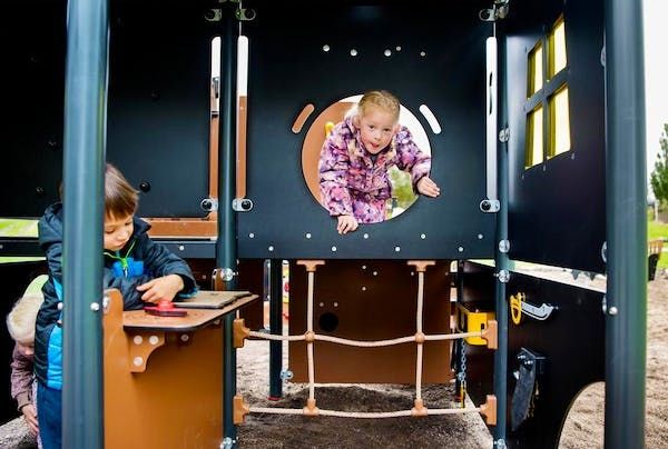 Lekande barn i lekställning