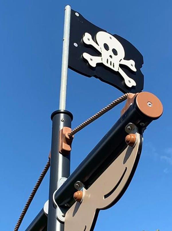 piratskepp, flagga (jolly roger) i topp