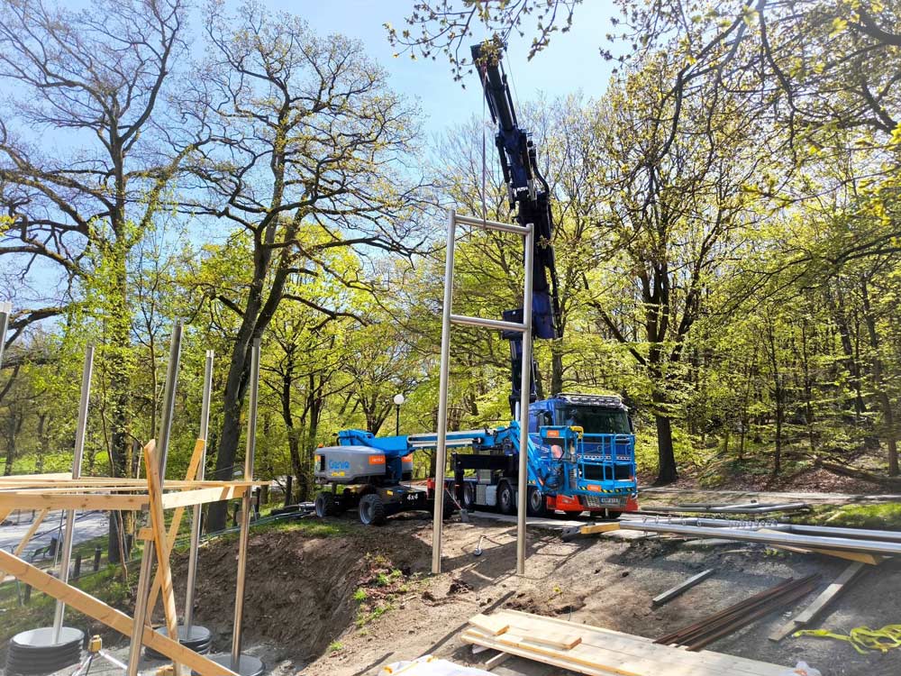 Projektbild från Readymade AB Build, kort på kranbil